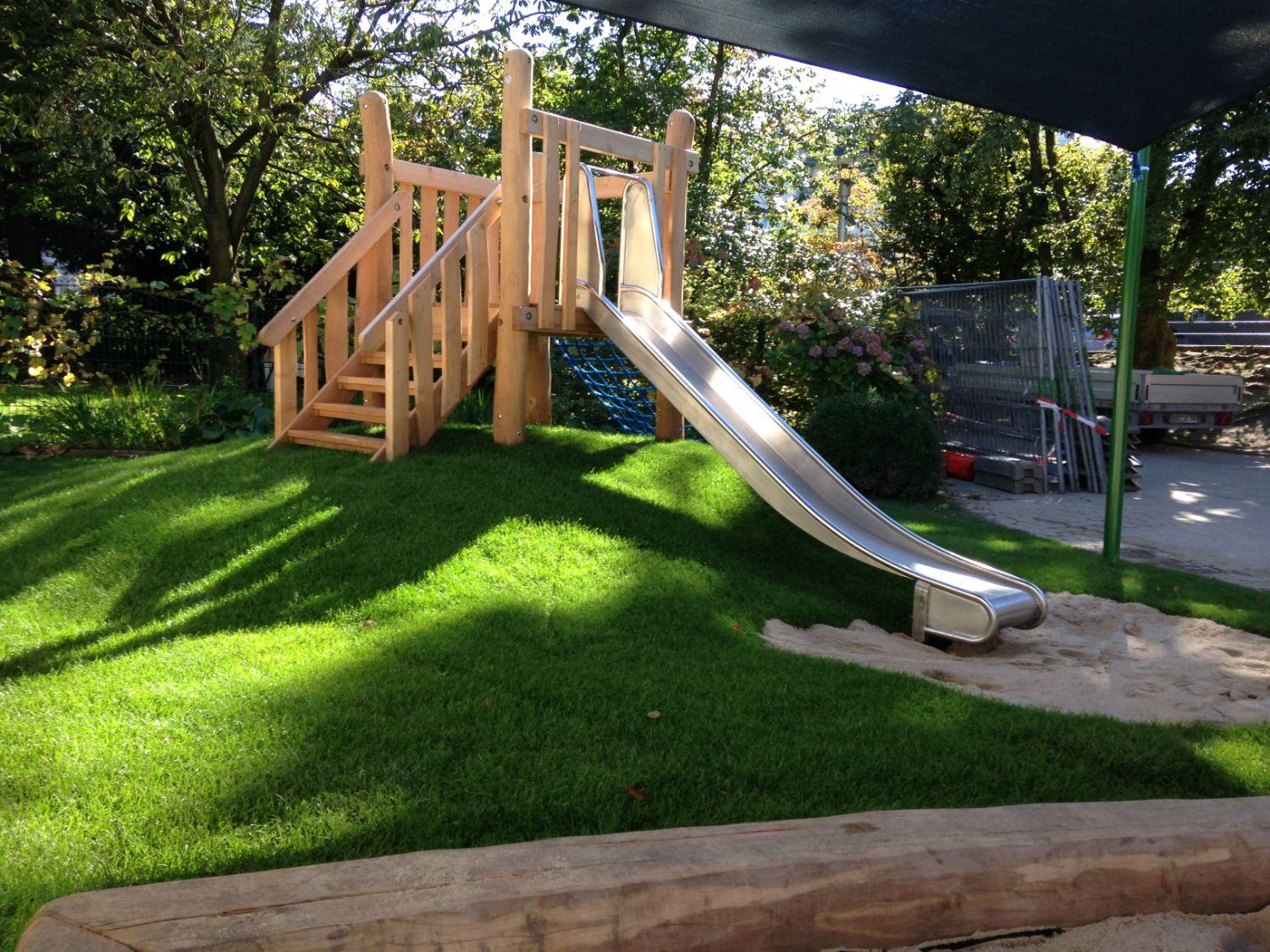 Hügelrutsche mit Podest