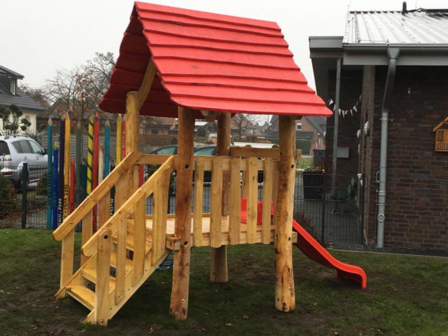 Kleinkindturm mit Rutsche, Netz und Treppe